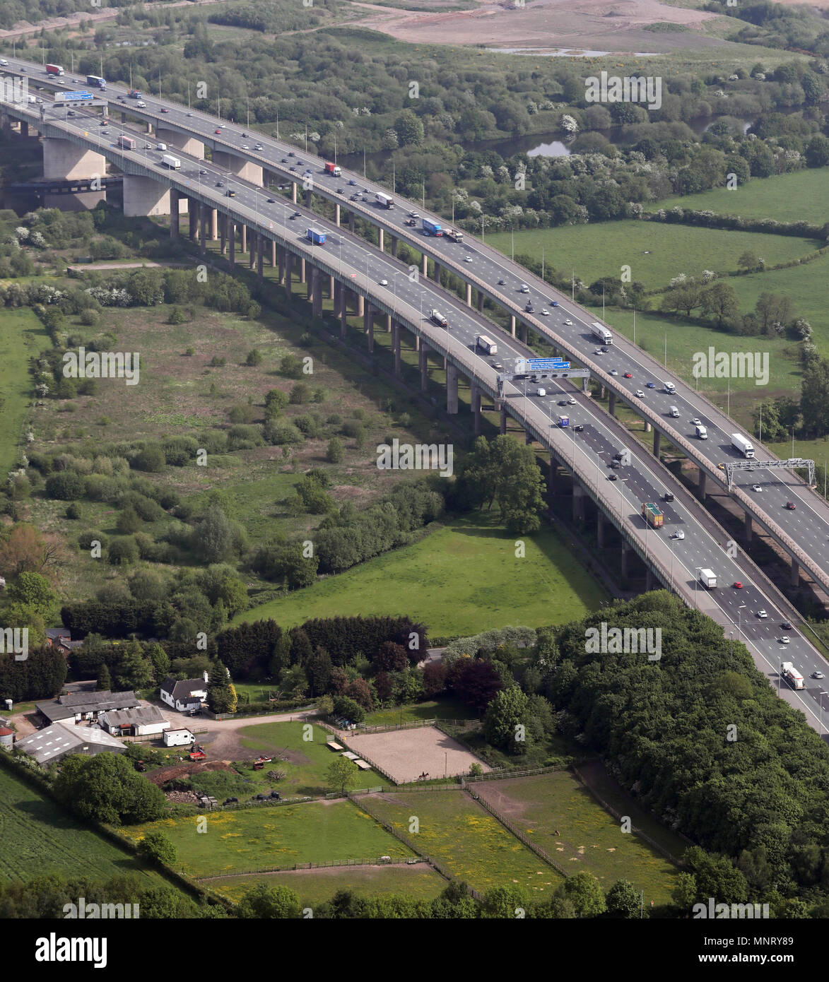Luftaufnahme der Thelwall Viadukt auf der M6 in Cheshire, Großbritannien Stockfoto