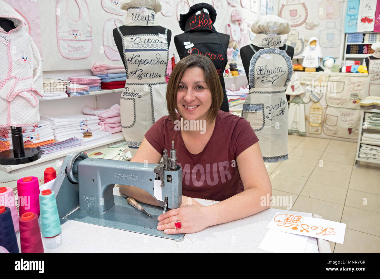 Ein Kaufmann in der Altstadt von Prag an ihrem Gift Shop verkauft Individuell bestickte Artikel. Der Tschechischen Republik. Stockfoto