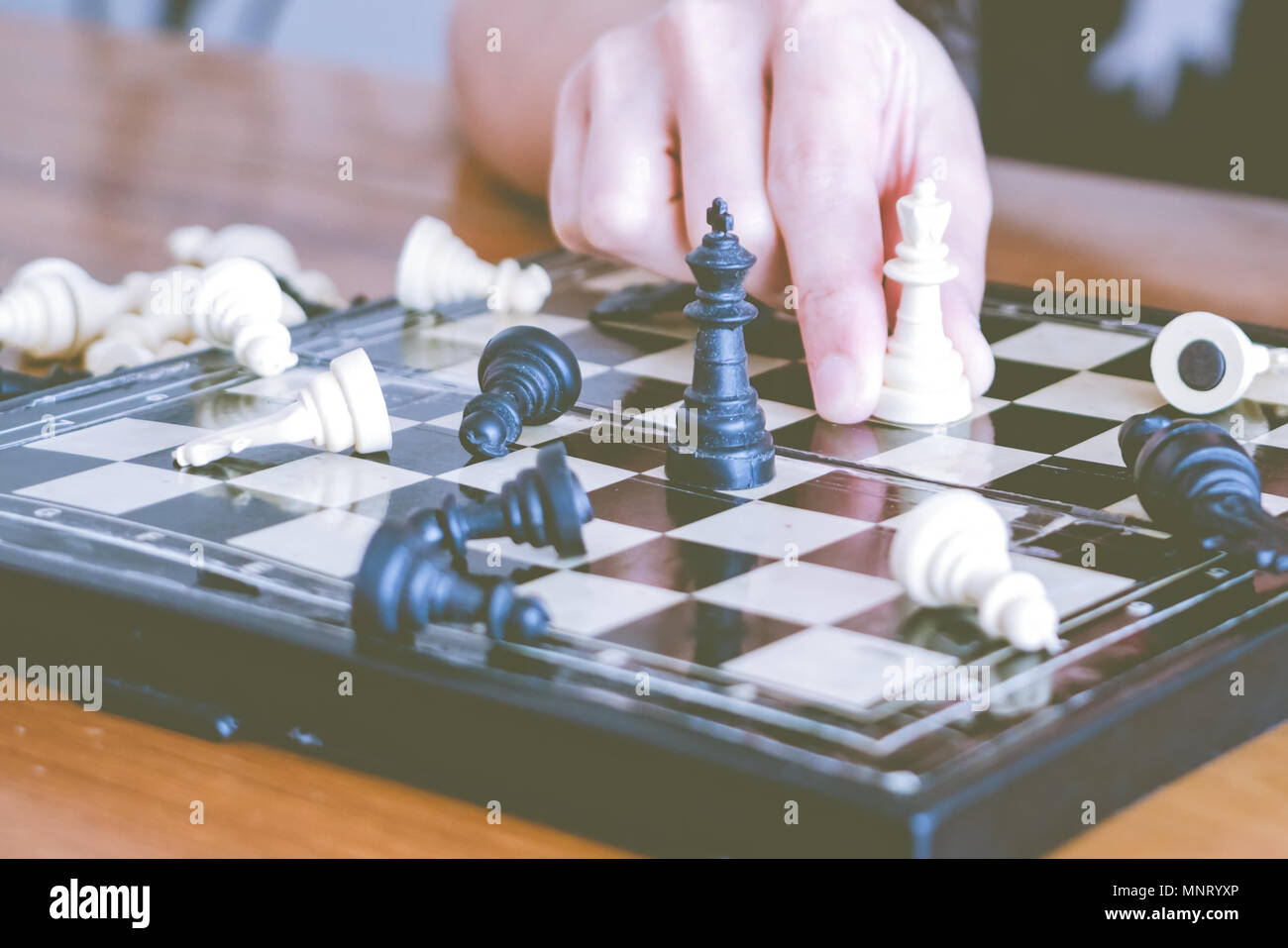 Die weißen Schach auf Frauen Hand kämpfen ist mit schwarzem, denken, diskutieren, engagierte, Wettbewerb, Gewinner, erfolgreich, widmen Konzept Stockfoto