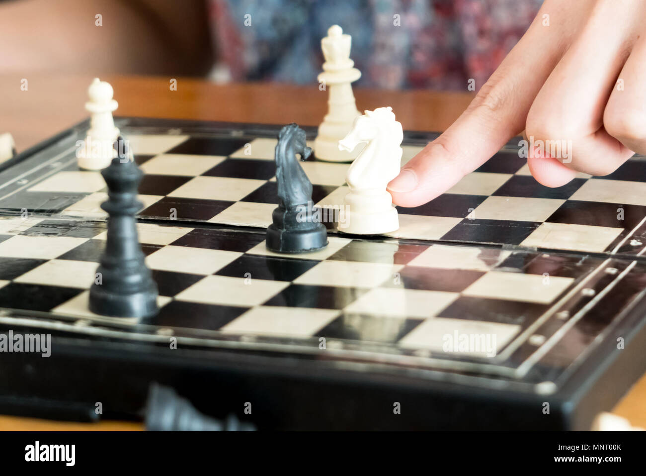 Die weißen Schach auf Frauen Hand kämpfen ist mit schwarzem, denken, diskutieren, engagierte, Wettbewerb, Gewinner, erfolgreich, widmen Konzept Stockfoto