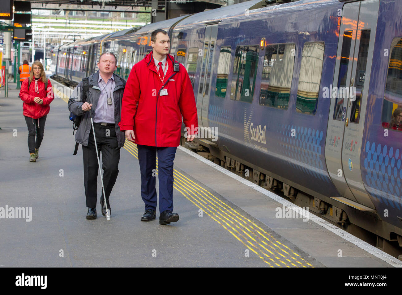 Blinder Passagier mit Schienenverkehr Stockfoto