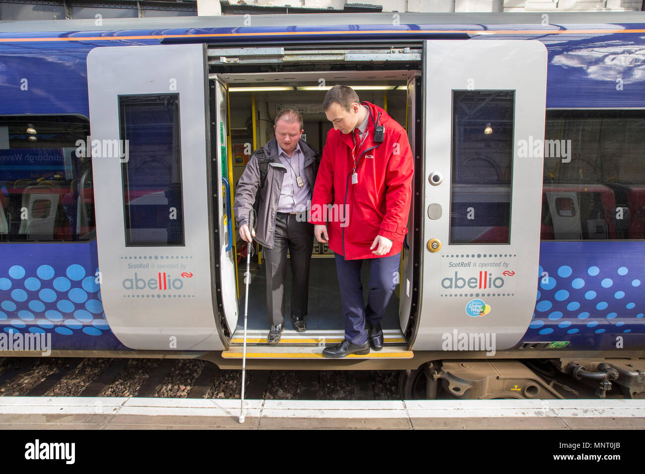 Blinder Passagier mit Schienenverkehr Stockfoto