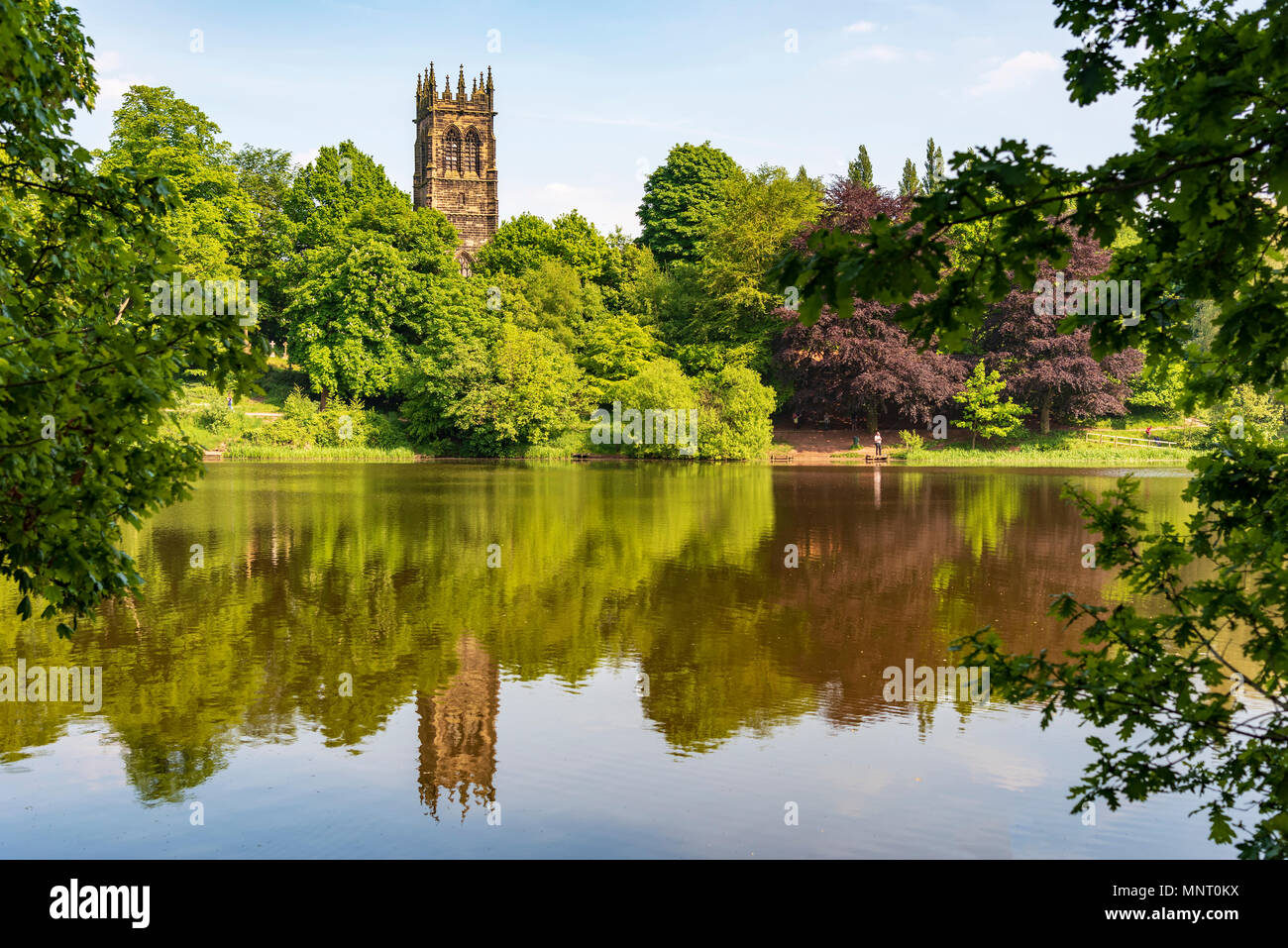 Lymm. Cheshire. North West England. Lymm dam. St Mary's church Stockfoto