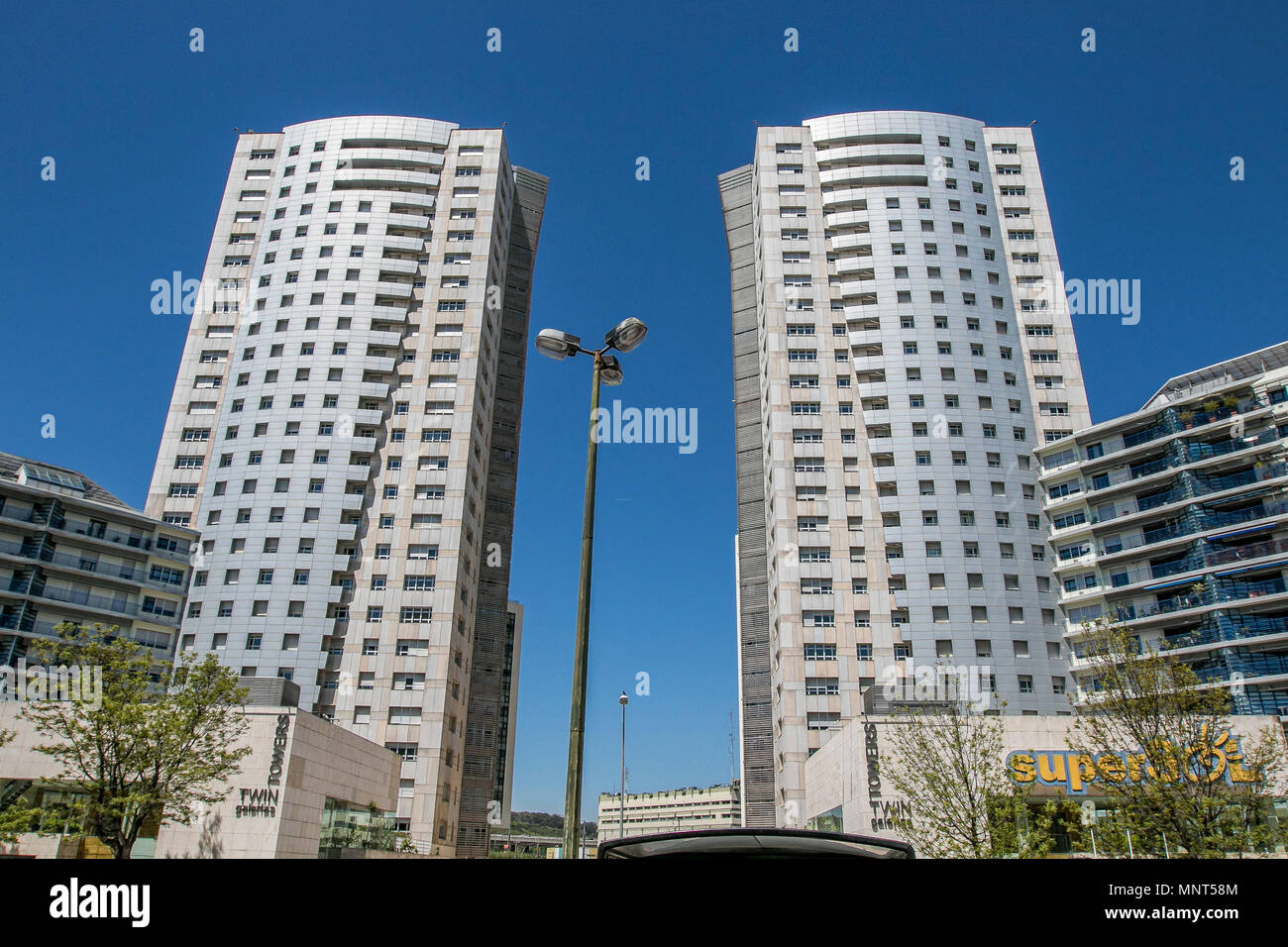 Lissabon, Portugal, 5. Mai 2018: Zwei identische Wohn- Hochhäuser genannt Twin Towers Stockfoto