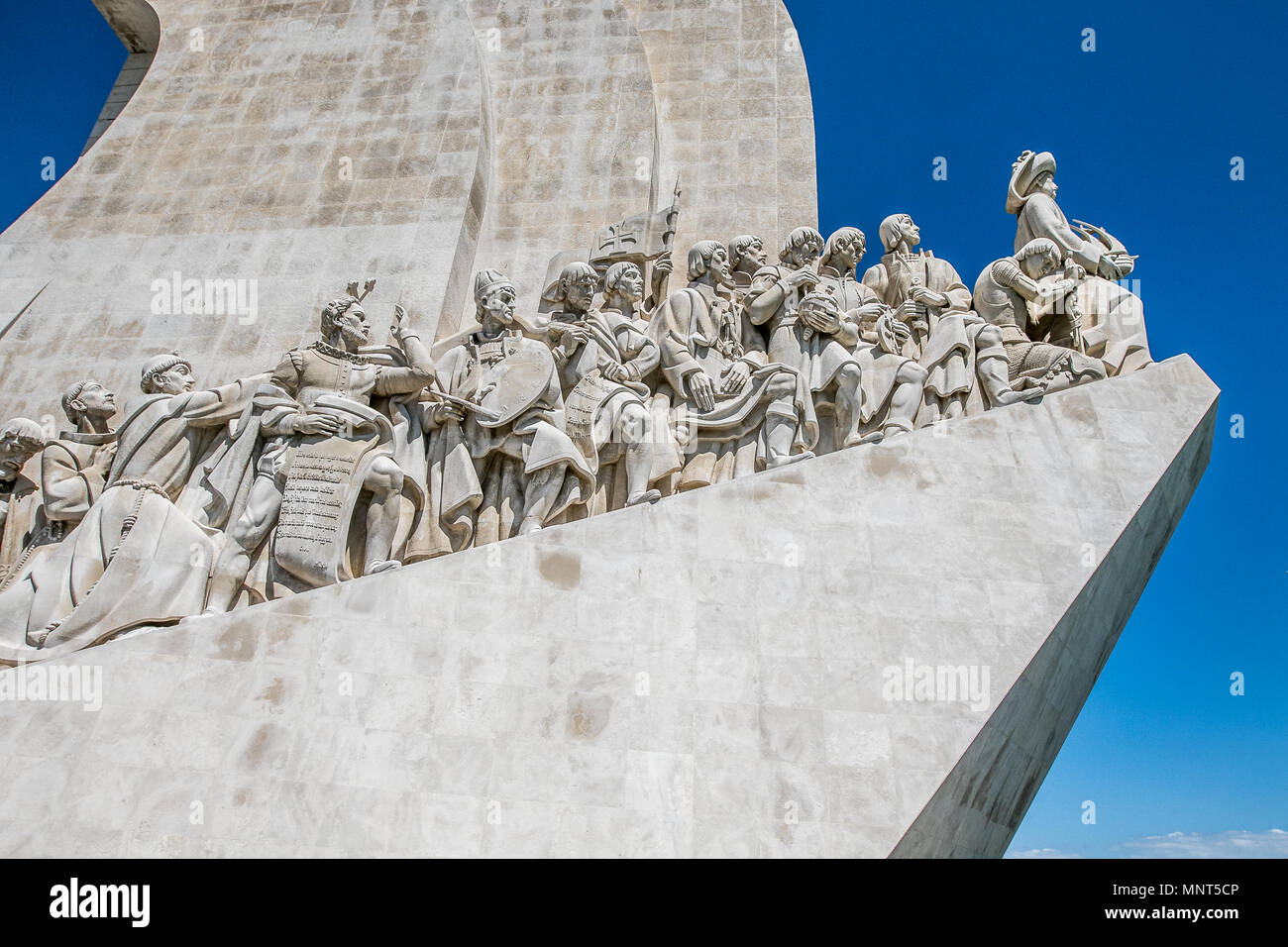 Lissabon, Portugal, 5. Mai 2018: Monument der Entdeckungen, die Heinrich der Seefahrer und andere prominente Persönlichkeiten aus Portugal Zeitalter der Entdeckungen Stockfoto