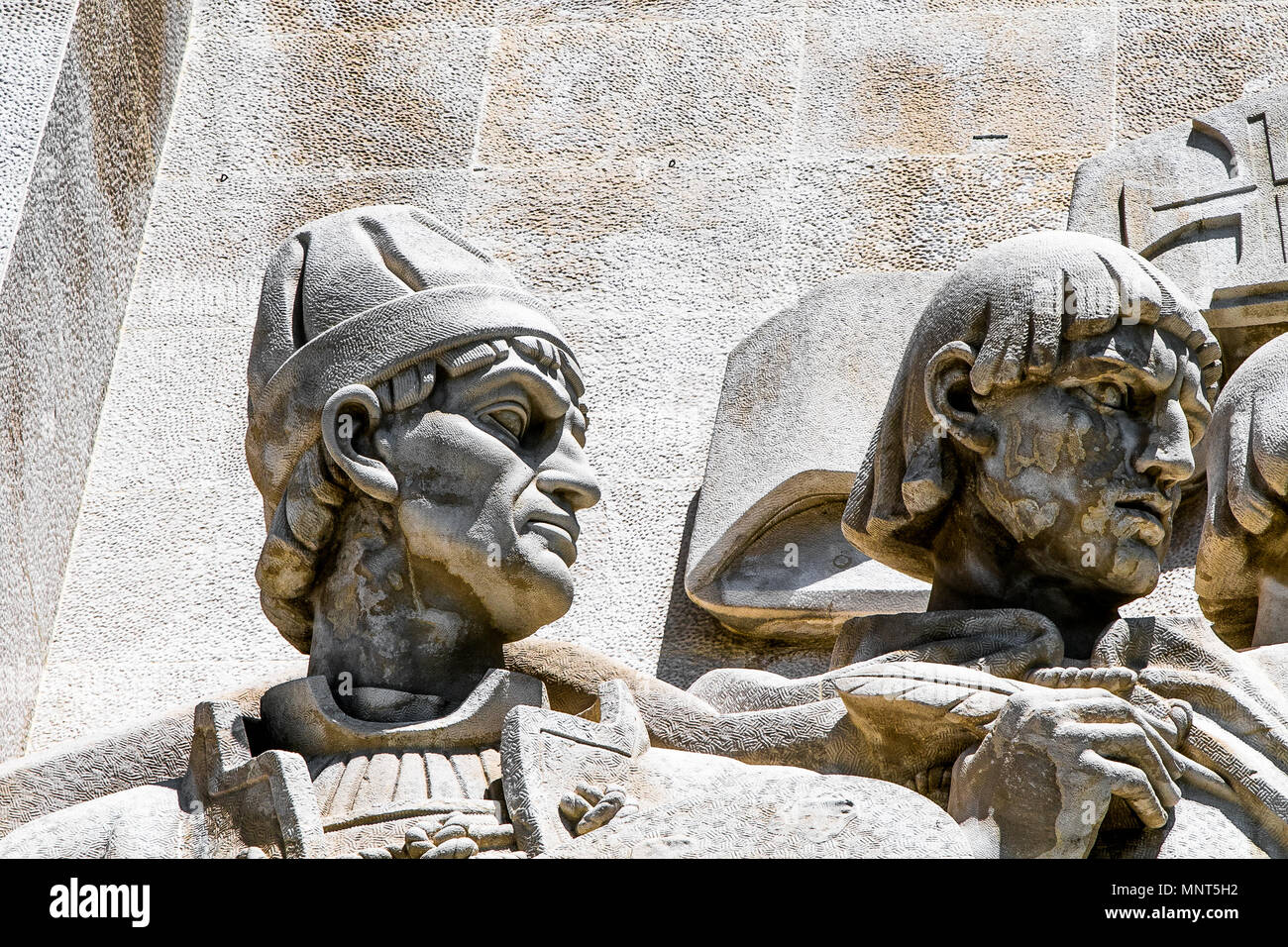 Lissabon, Portugal, 5. Mai 2018: Die Statue von Nuno Goncalves, Detail der Denkmal der Entdeckungen Stockfoto