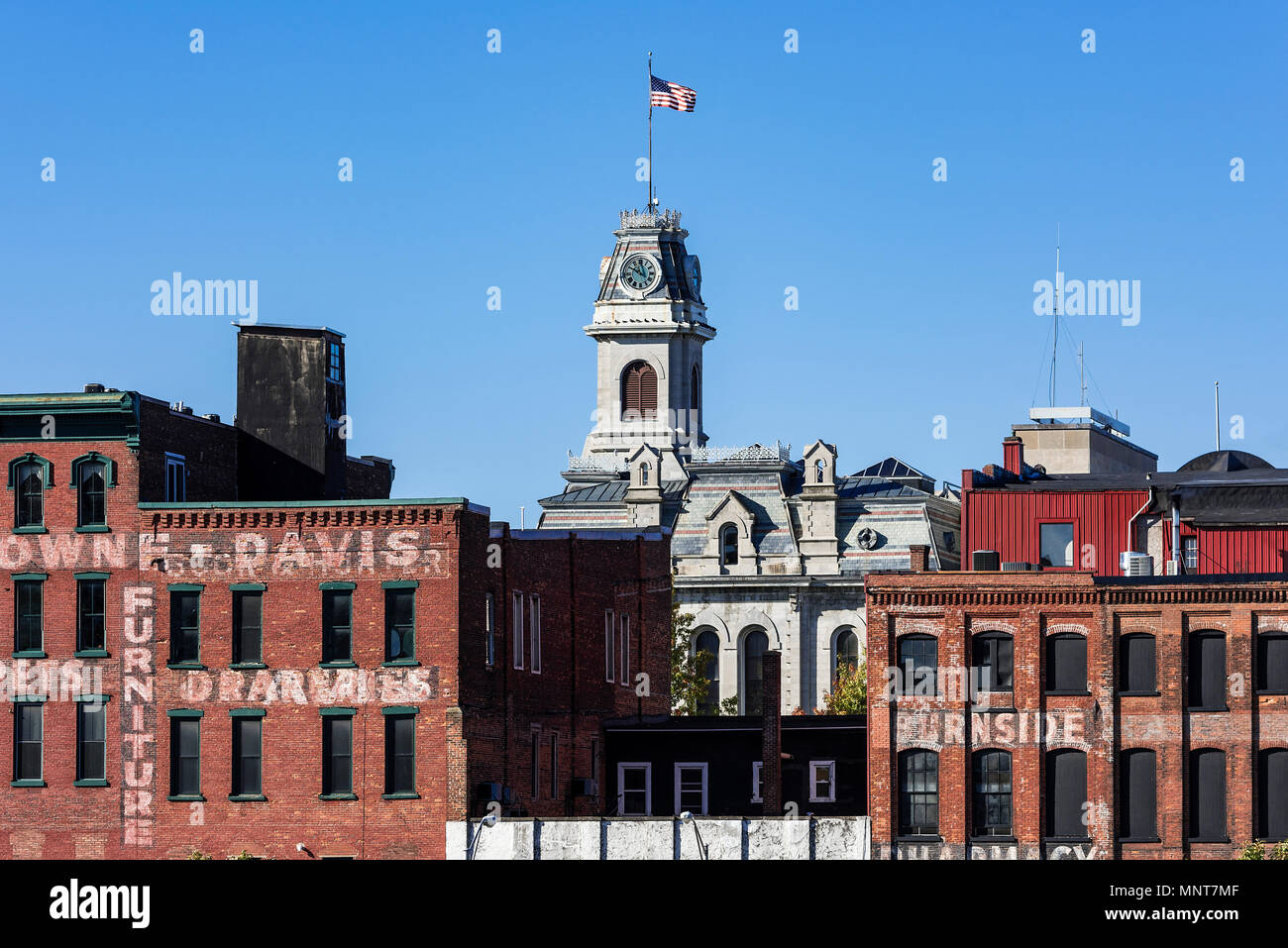 Rathaus-Turmuhr und umliegende Gebäude, Oswego, New York, USA. Stockfoto