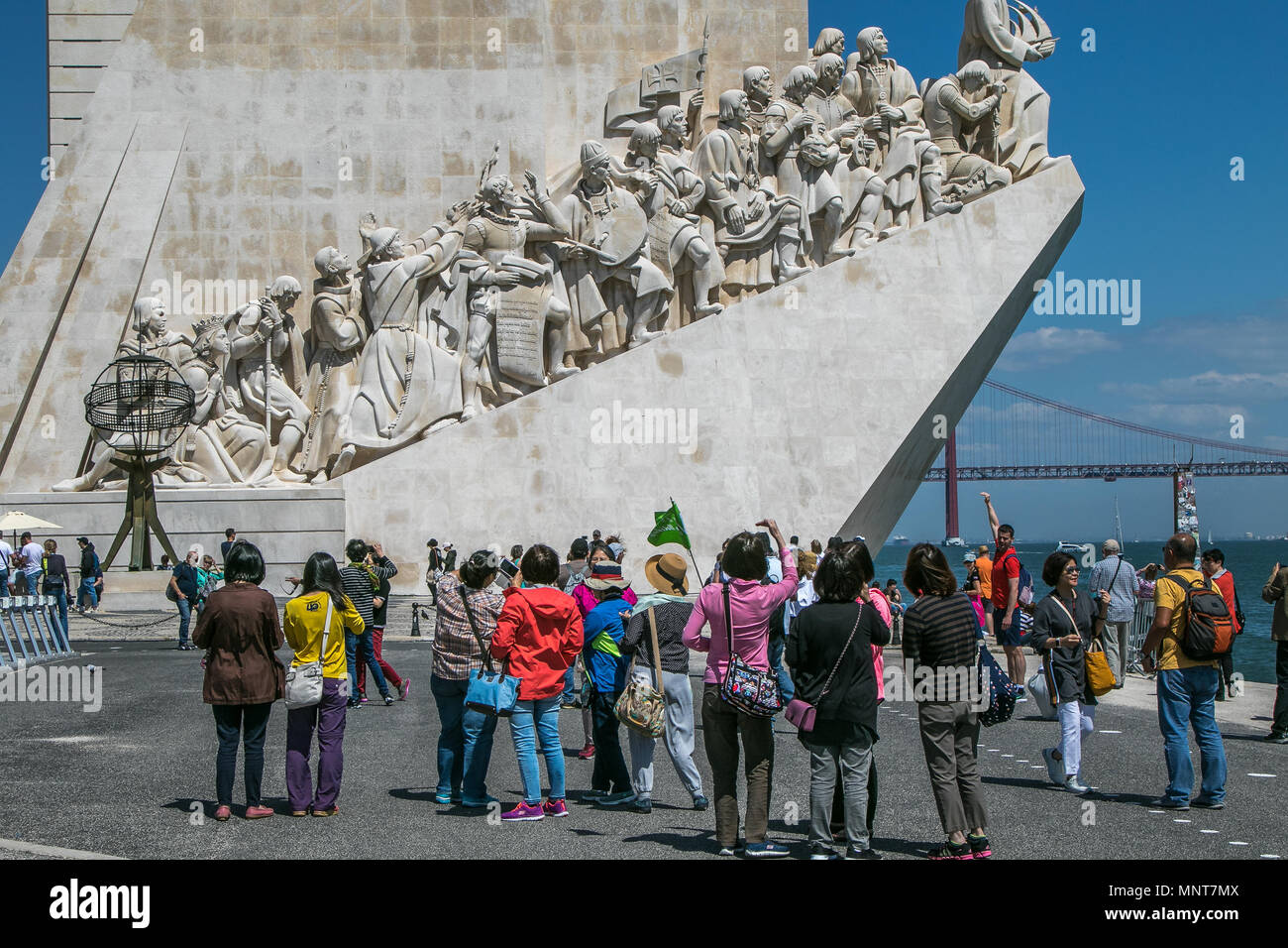 Asiatische Touristen fotografieren vor dem Denkmal der Entdeckungen in Belem, Lissabon, Portugal. Stockfoto