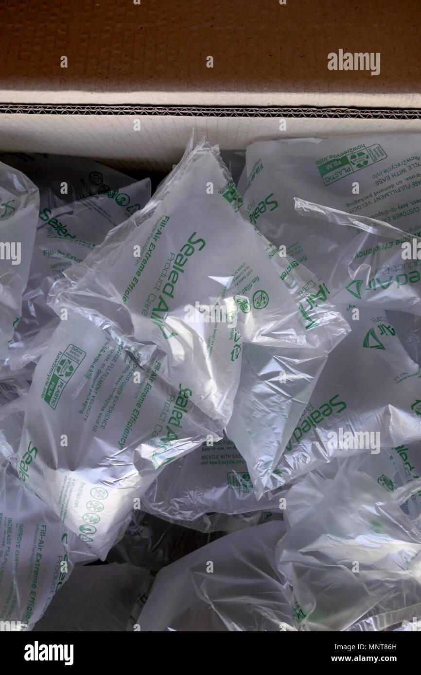 Schutzhülle aus Kunststoff in einem Karton Sealed Air Bubble Verpackung Stockfoto