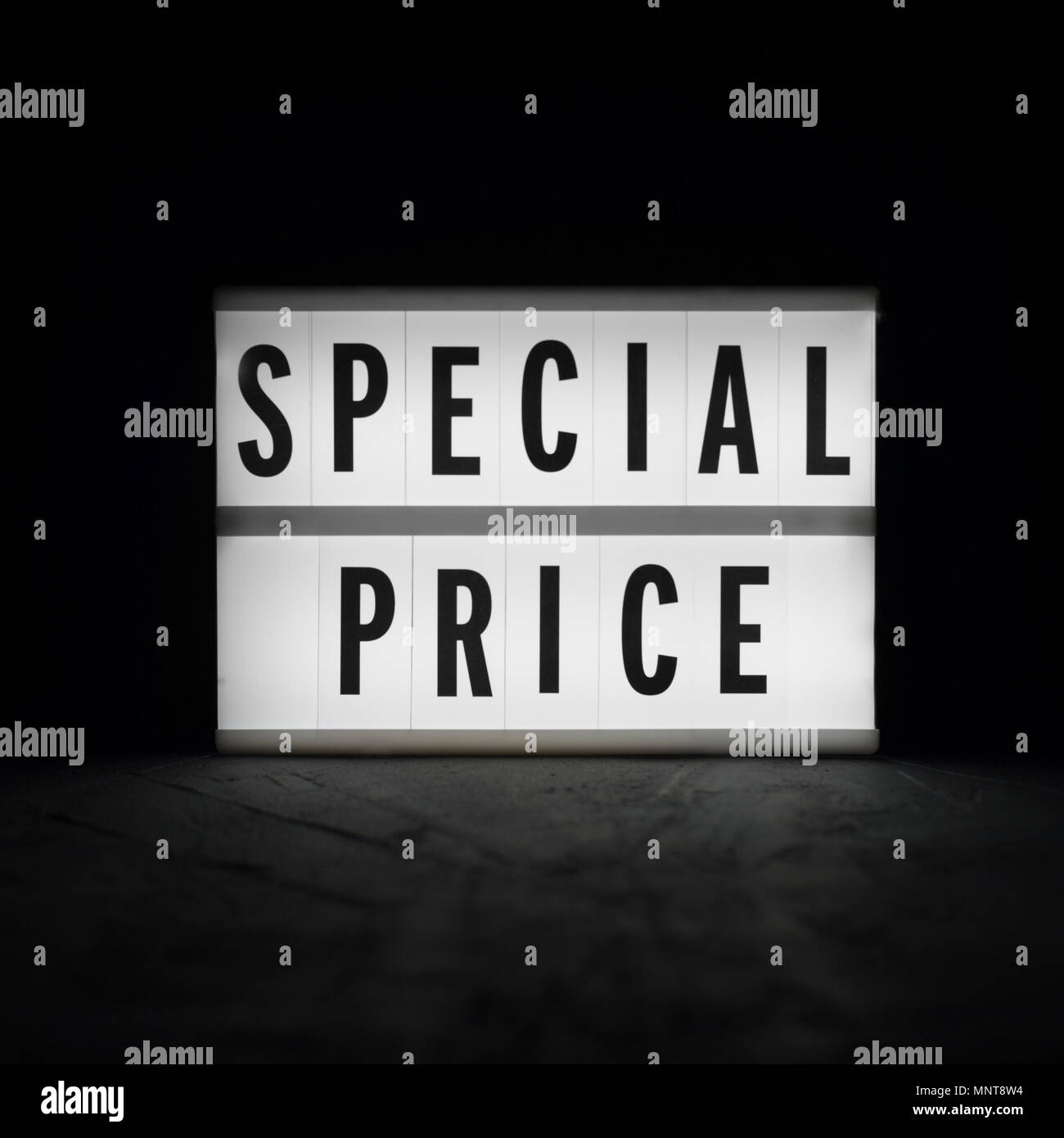 Sonderpreis - Text auf ein leuchtendes Display im Dunkeln. Stockfoto