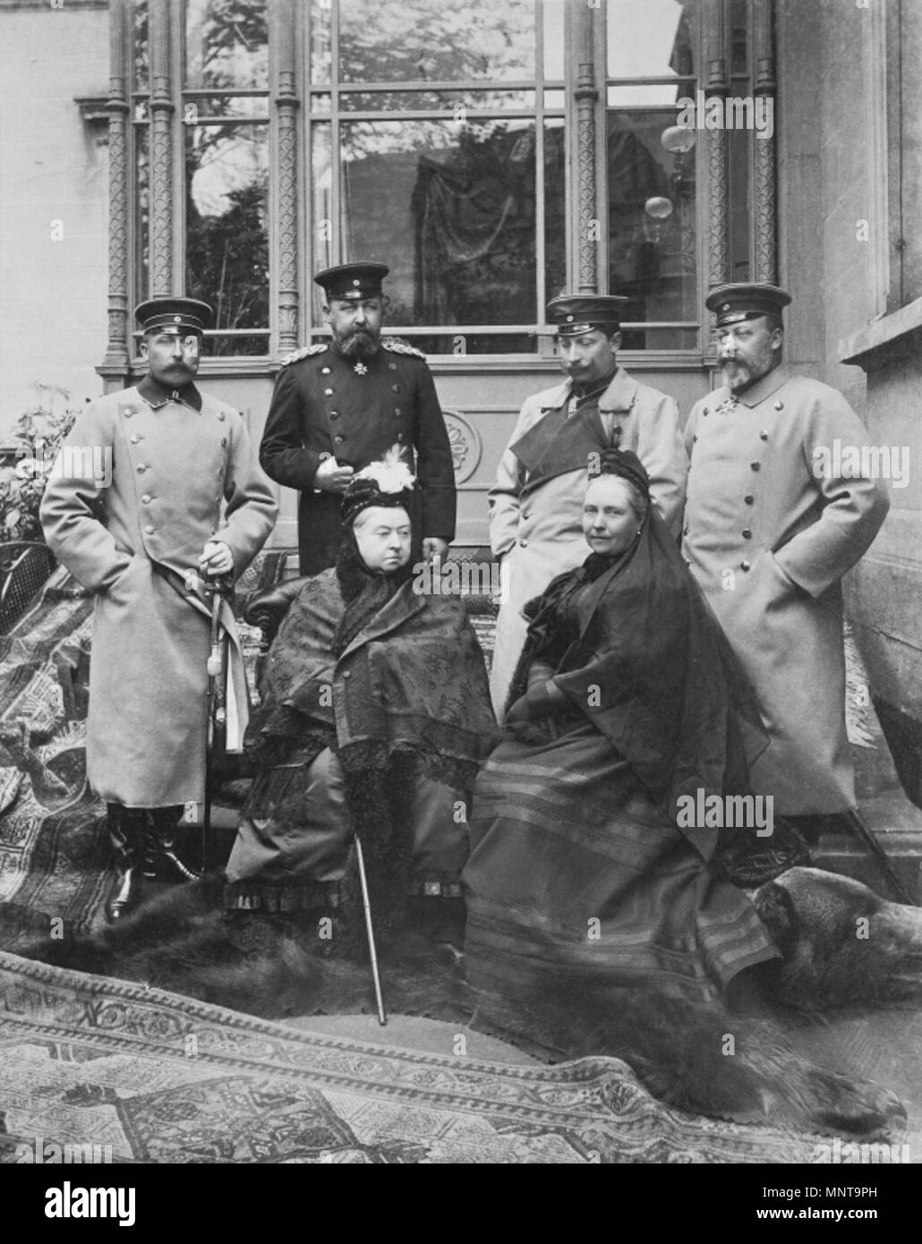 . Englisch: Royal Gruppenfoto in Coburg, 1894 Gruppe Foto, von links nach rechts, stehend links: Arthur, Herzog von Connaught; Alfred, Herzog von Sachsen-Coburg-Gotha; Kaiser Wilhelm II. von Deutschland; Edward VII, Prinz von Wales. Sitz: Queen Victoria, Victoria, Kaiserin Friedrich von Deutschland. . 21. April 1894. Gunn & Stuart (Fotograf) 1075 Royal Gruppenfoto in Coburg, 1894 Stockfoto