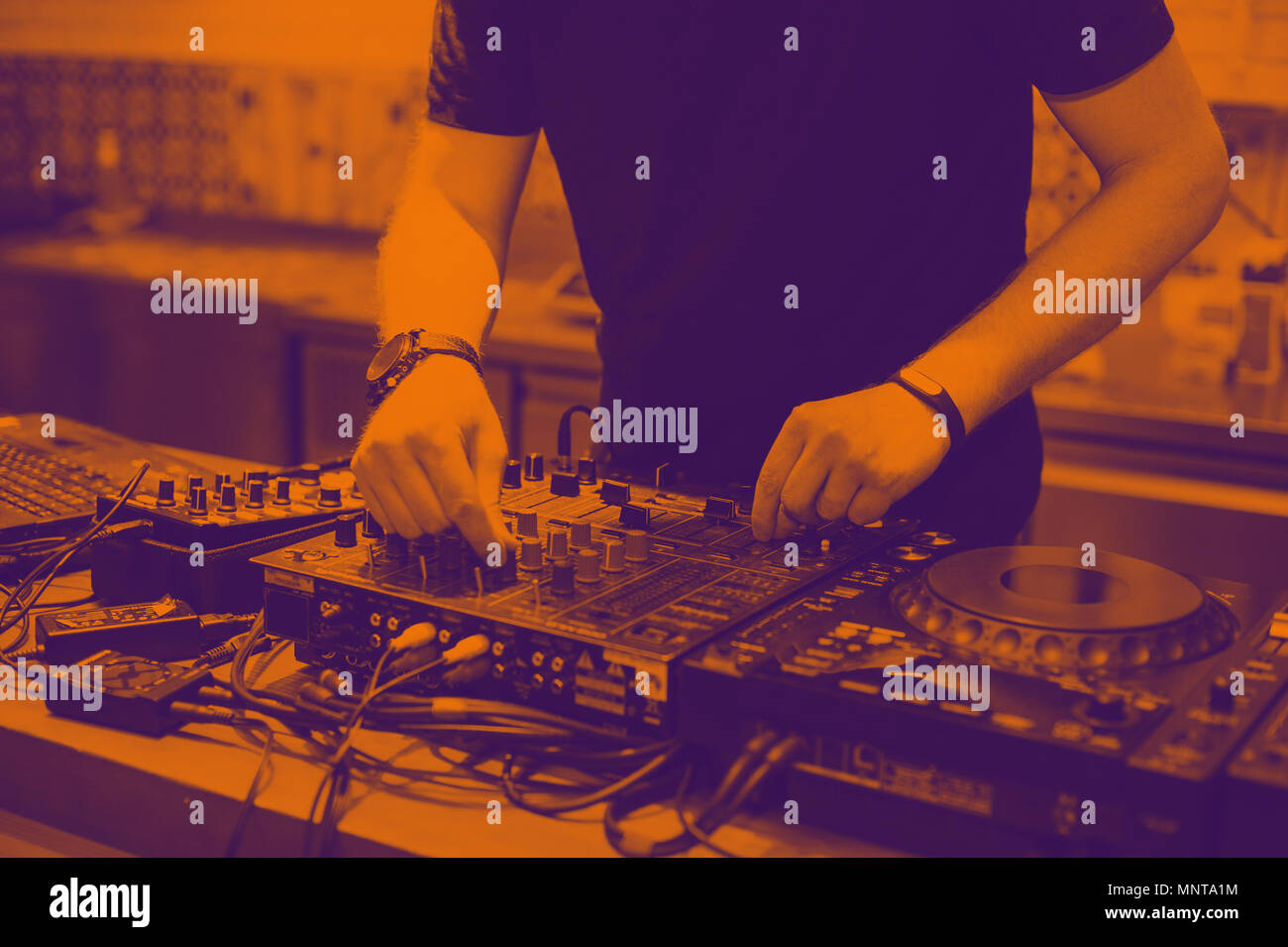 Dj Mix Tracks bei Party auf vinyl Plattenspieler. Die Duplex Wirkung - Orange und Violett Stockfoto