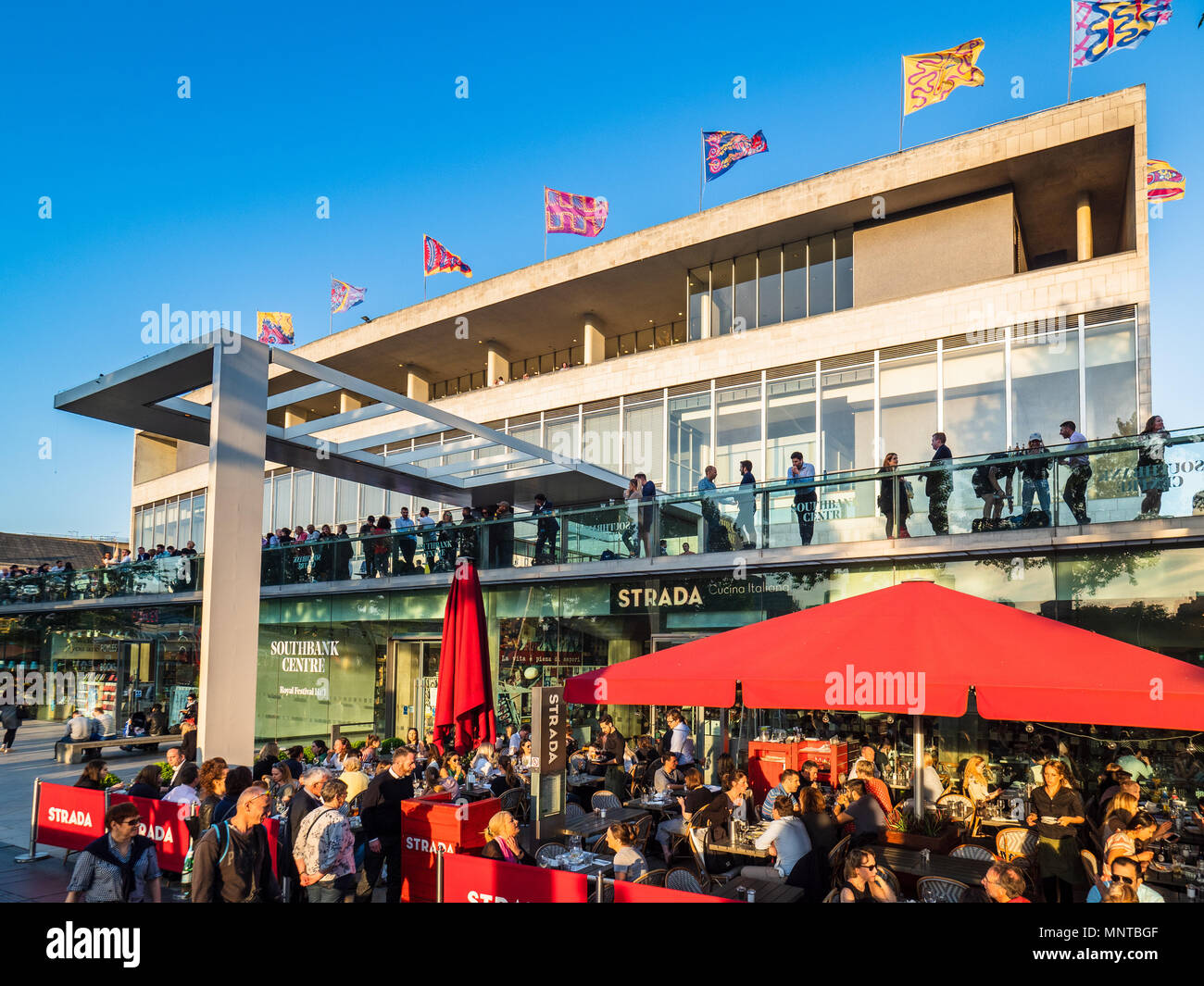 Die Royal Festival Hall SouthBank Centre London. Architekten Robert Matthew und Leslie Martin, eröffnete 1951 im Rahmen des Festivals von Großbritannien Stockfoto