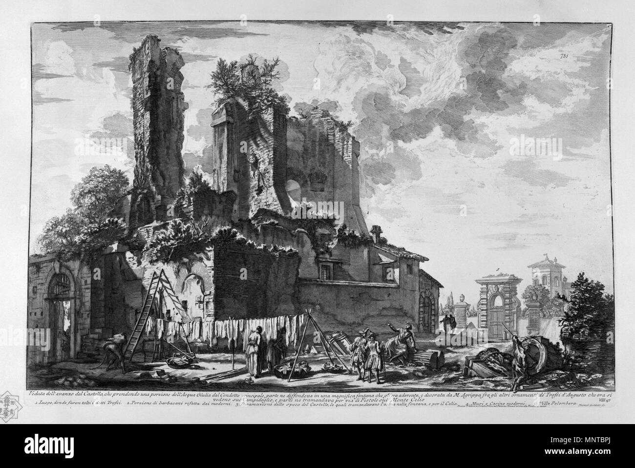 Cfr. Tav. 1, Nr. 129. Italiano: Veduta dell'Avanzo del Castello, che prendendo una porzione dell'Acqua Venetien dal Condotto principale, Parte ne diffondeva in Una magnifica Fontana che gli Ära aderente, e decorata da M. Agrippa fra Gli altri ornamenti De'Trofei d'Augusto che ora si vedono sul Campidoglio; e Parte ne tramandava pro über di Fistole sul Monte Celio. Luogo, donde furono tolti ich detti Trofei. Porzione di barbacani rifatta Dai modernisieru. Diramazioni dello Speco del Castello, le Quali tramandavanol'acqua nella Fontana, e per il Celio. Muri, e Casino modernisieru. Villa Palombara. 1748-17 Stockfoto