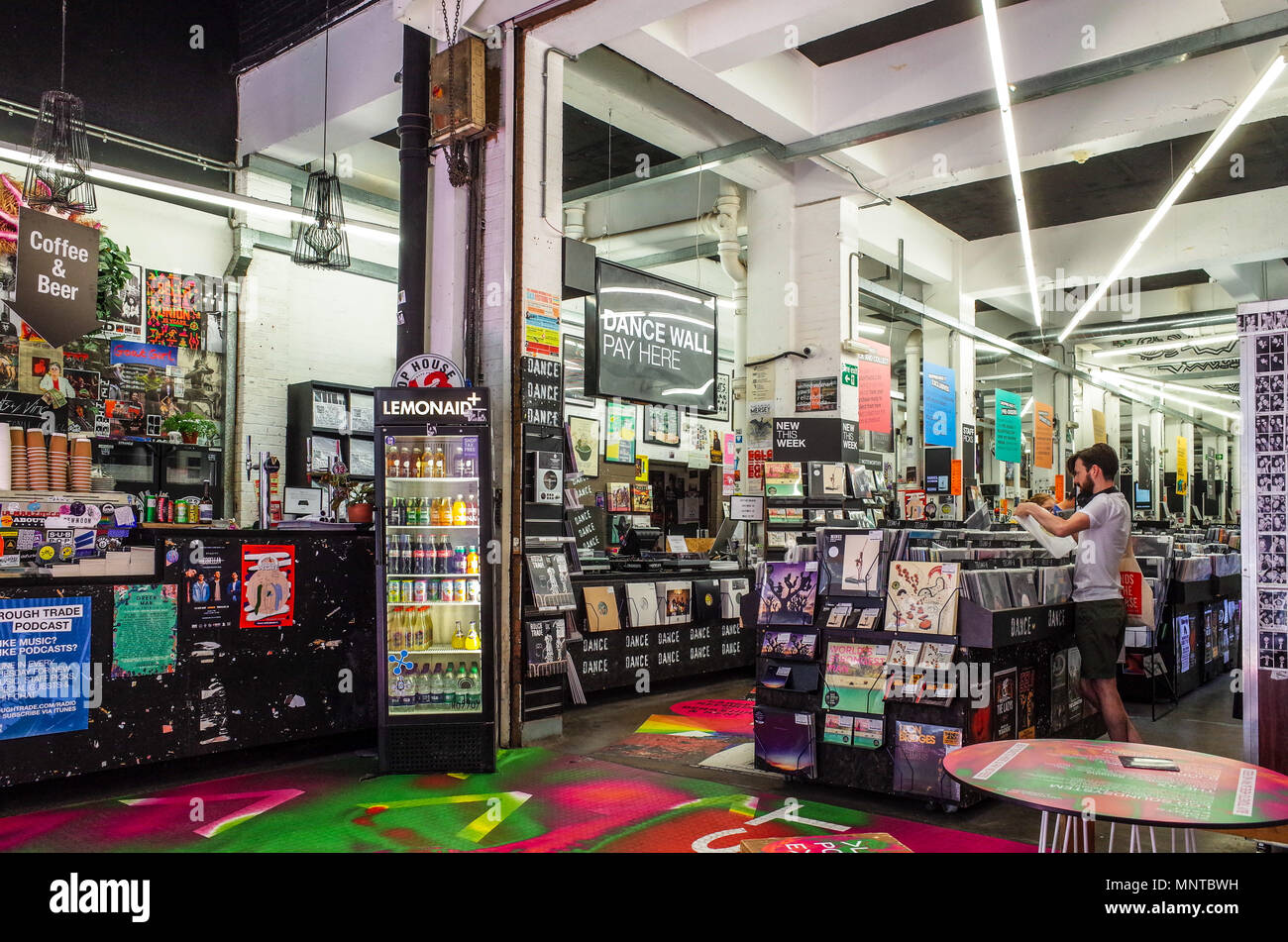 Rough Trade East Record Shop und Café - Das Café am Rough Trade East Record store aus Brick Lane im Londoner Stadtteil Shoreditch Bereich Stockfoto