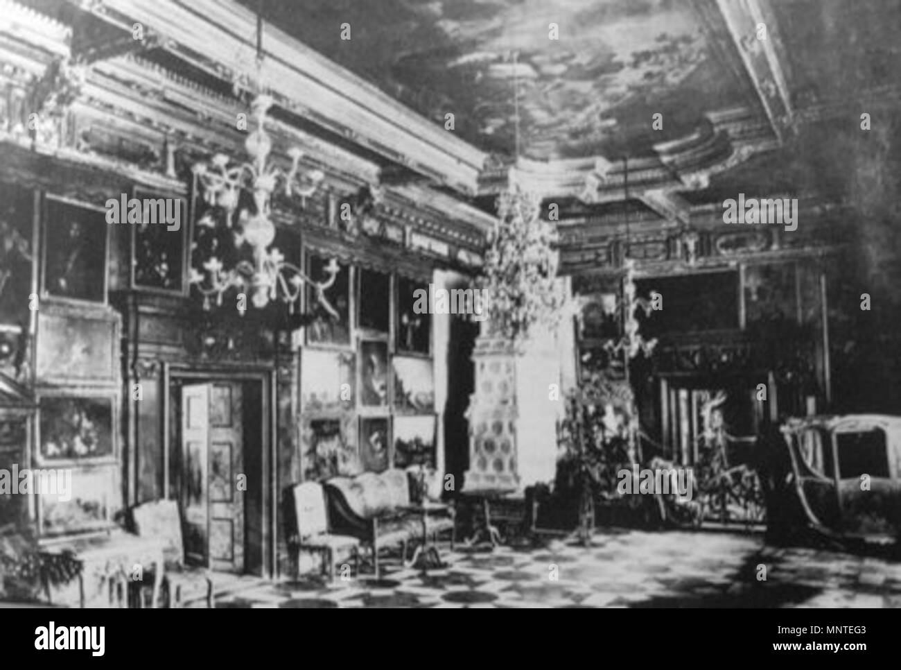 Englisch: Crimson Room des Podhorce Schloss. Polski: Sala Karmazynowa zamku w Podhorcach. 1910. 1010 Podhorce Sala Karmazynowa, 01. Stockfoto