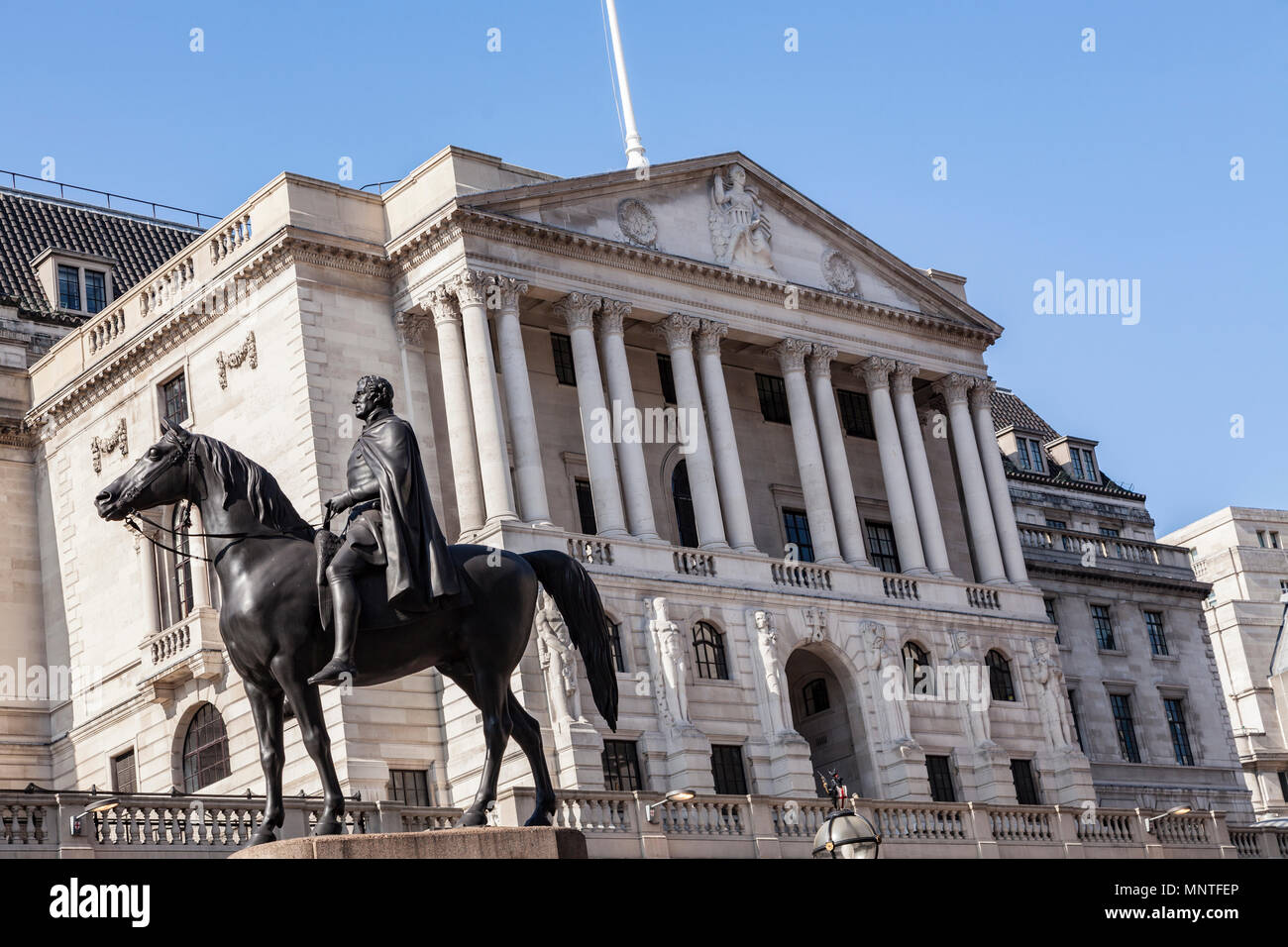Bank von England auf Threadneedle Street im Herzen von Londons Finanzviertel, mit Herzog von Wellington Statue im Vordergrund Stockfoto