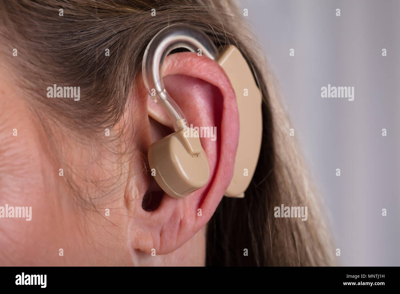 Close-up des Ohres Frau mit Hörgerät Stockfoto