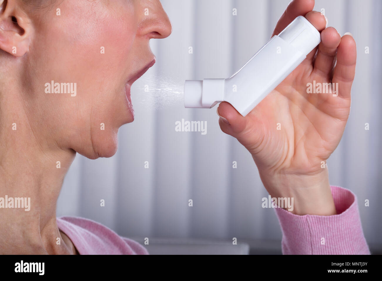 Nahaufnahme von Frau mit Asthma Inhalator Stockfoto