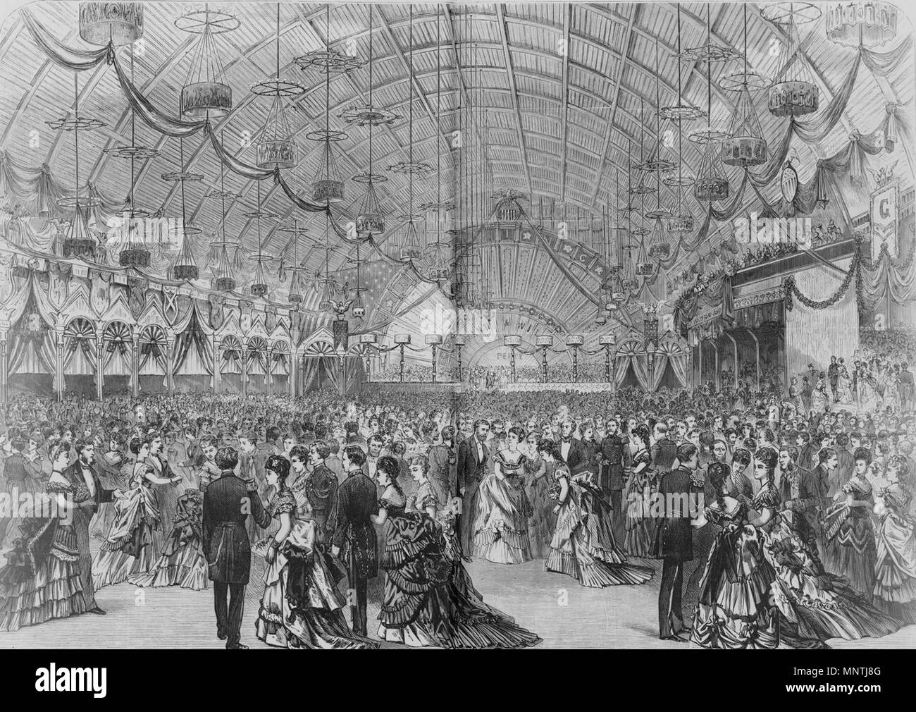 . Deutsch: Das Eröffnungs-Kugel für Präsident Ulysses S. Grant in einem provisorischen Gebäude in Justiz Square in Washington, DC, 1873 gebaut. 3. September 2017. Frank Leslie 1027 Präsident Ulysses S. Grant's Inaugural ball, Washington DC 1873 Stockfoto