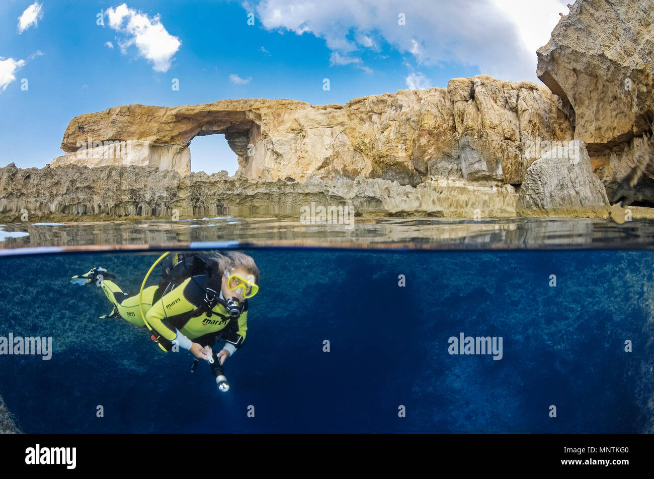 Azure Window, oder Dwejra Fenster und Frau Scuba Diver in Blue Hole, Gozo, Malta, Mittelmeer, Atlantik, HERR Stockfoto