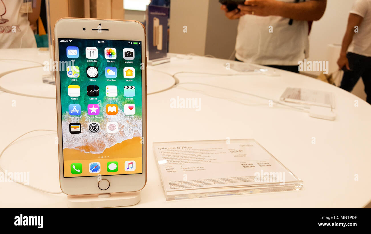 BANGKOK, THAILAND - 11 November, 2017: iPhone 8 Plus ist im iStudio Shop CentralWorld Shopping Mall für einen Kunden das neue iPhone zu testen, verwenden Stockfoto