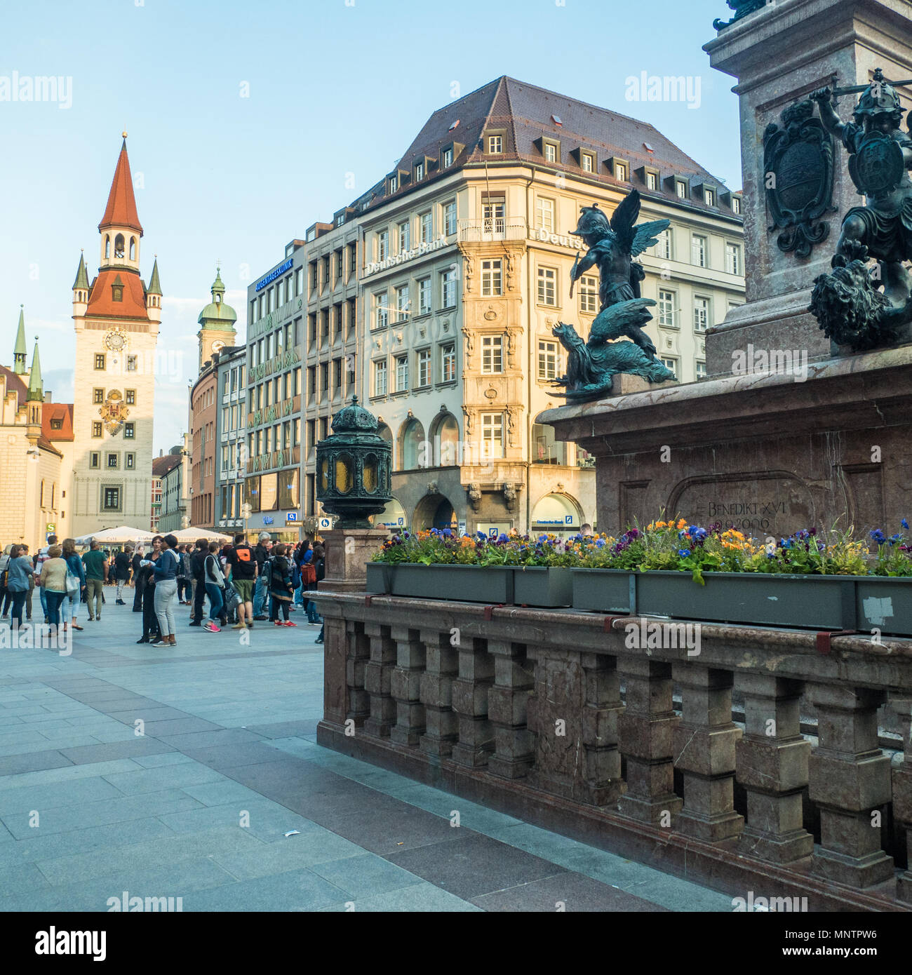Marienplatz Square mit dem Altes Rathaus (Altes Rathaus) in München ...