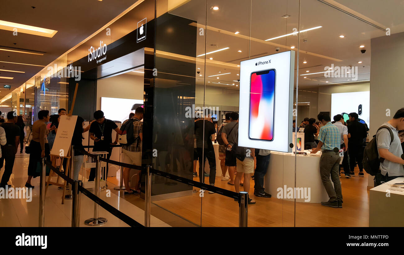 BANGKOK, THAILAND - November 25, 2017: iPhone X zeigt an iStudio Shop Siam Paragon Shopping Mall für einen Kunden das neue iPhone mit expe Test Stockfoto