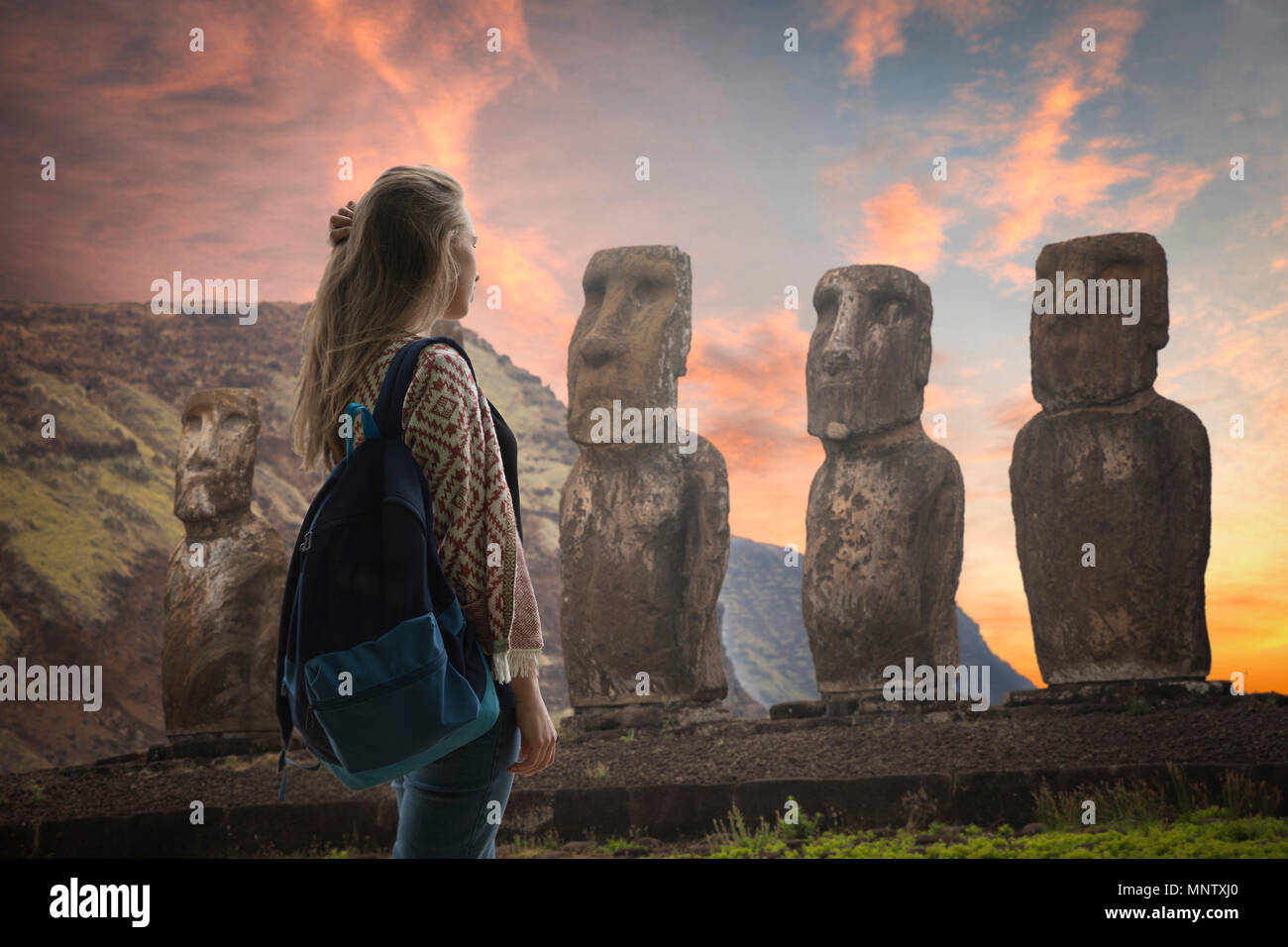 Mädchen Tourist mit einem Rucksack auf die Statuen der Osterinsel Stockfoto