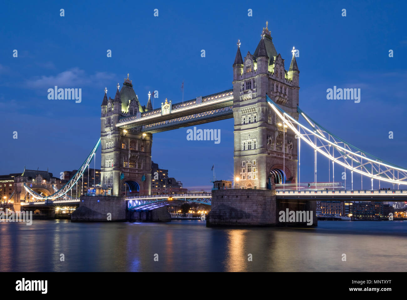 Die Tower Bridge und der Themse bei Nacht, London, England, Großbritannien Stockfoto