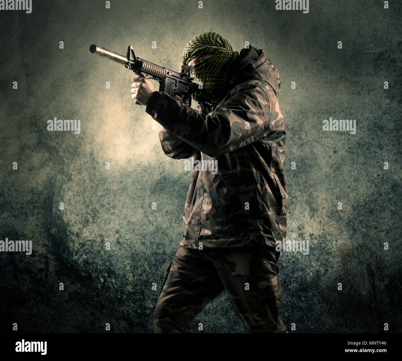 Porträt eines schwer bewaffneten maskierten Soldaten mit Grunge Hintergrund Konzept Stockfoto