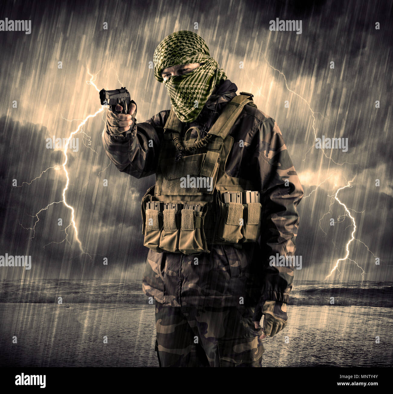 Porträt eines gefährlichen bewaffneten terroristischen mit Maske und Gewehr in ein Gewitter mit Blitz Stockfoto