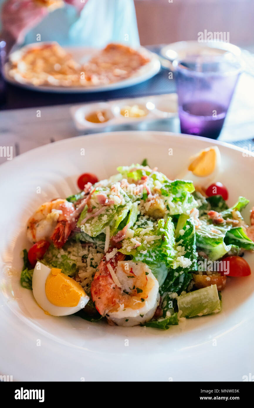 Köstliche Caesar Salat mit gegrillten Garnelen für Mittag- oder Abendessen serviert. Stockfoto