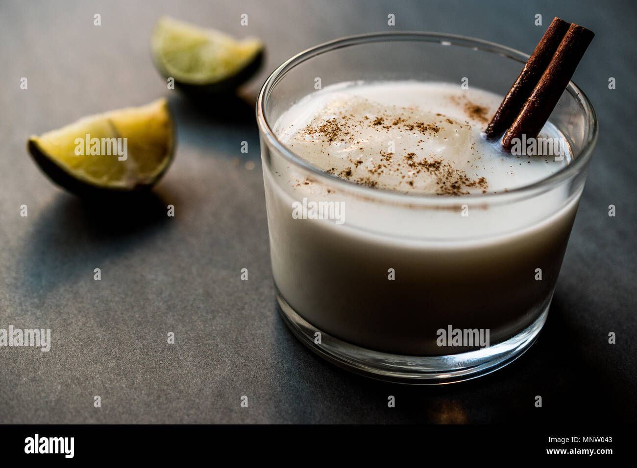 Horchata mit Zimtstange und Kalk. Stockfoto