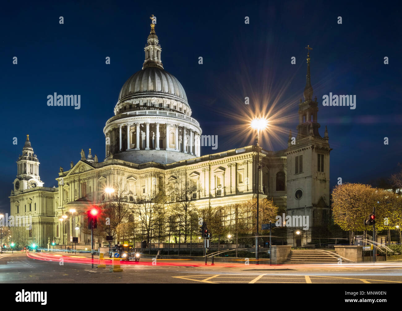 St Pauls Cathedral bei Nacht, London, England, UK Stockfoto