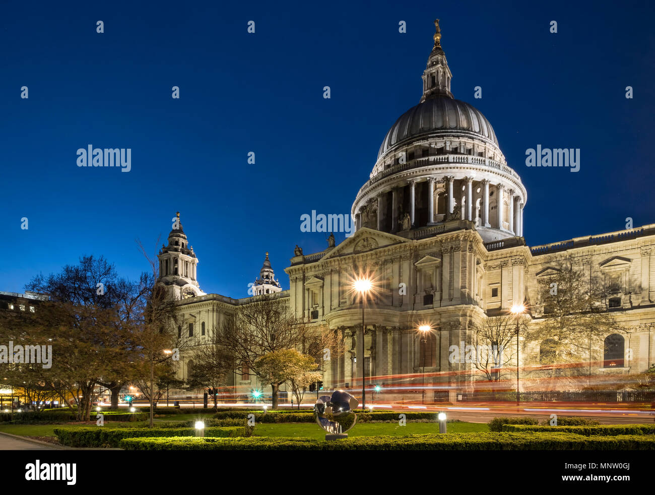 St Pauls Cathedral bei Nacht, London, England, UK Stockfoto