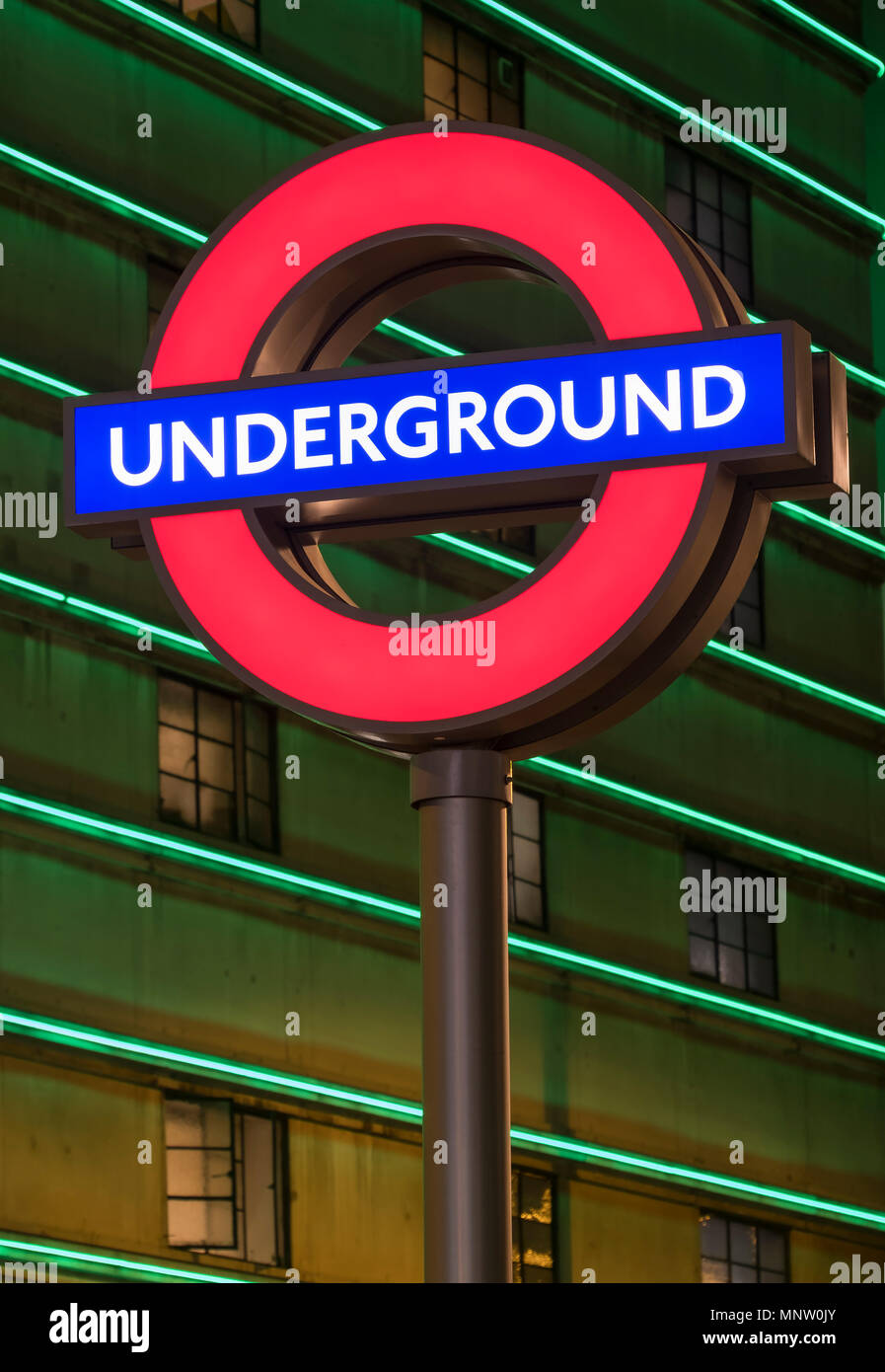 Londoner U-Zeichen bei Nacht beleuchtet, London, England, Großbritannien Stockfoto