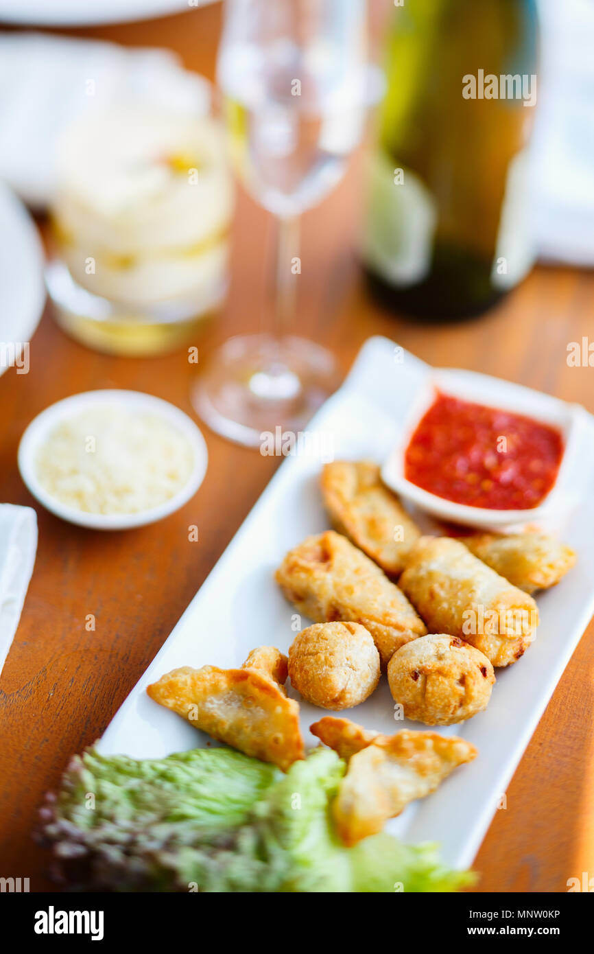 Leckere samosas Starter serviert zum Mittagessen im Restaurant Stockfoto