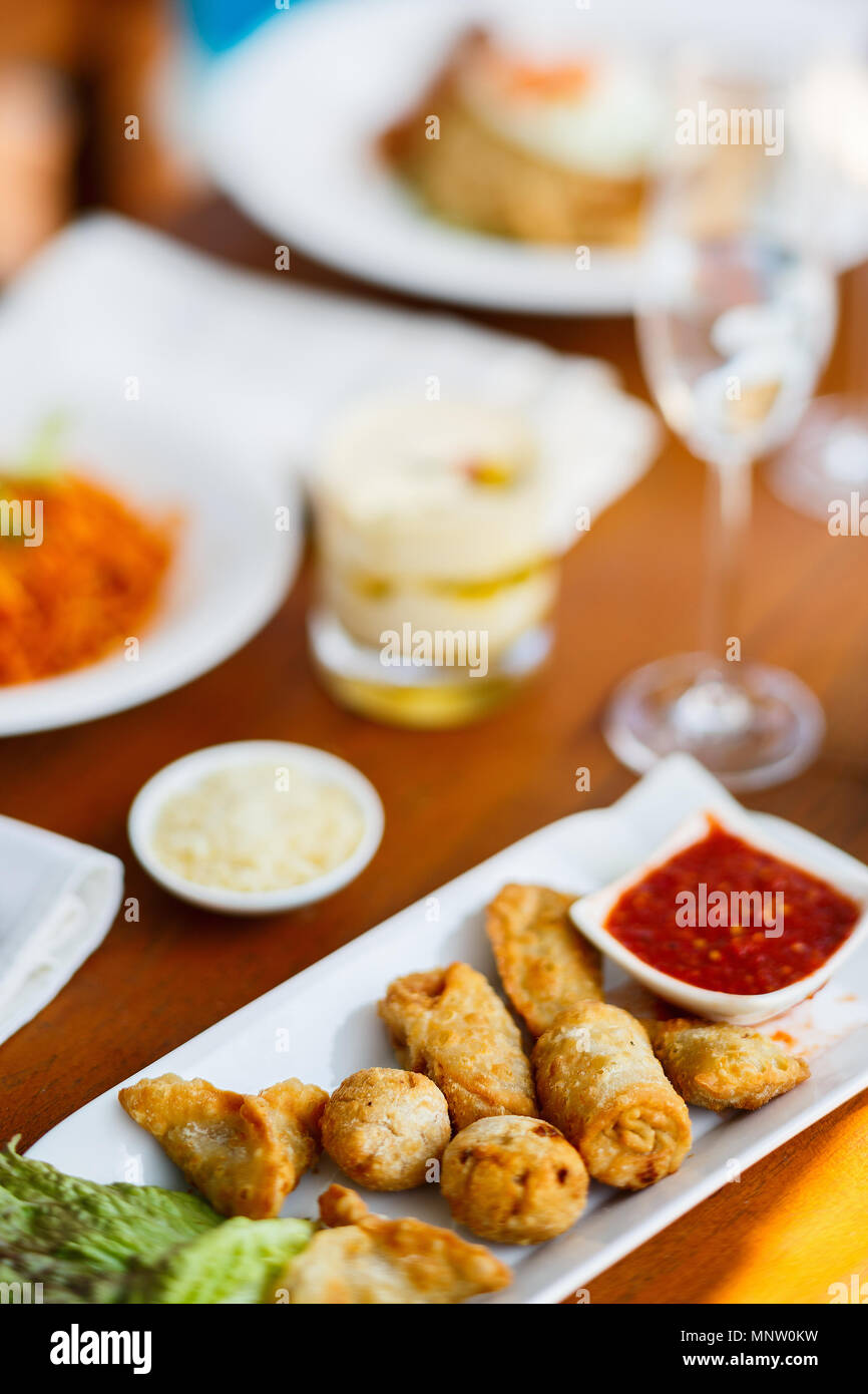 Leckere samosas Starter serviert zum Mittagessen im Restaurant Stockfoto
