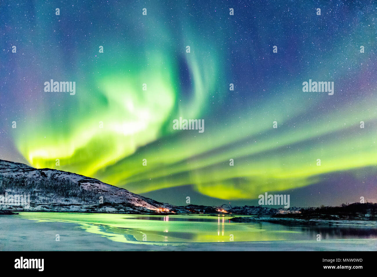 Unglaublichen Nordlichter Aurora Borealis Aktivität oberhalb der Küste in Norwegen Stockfoto