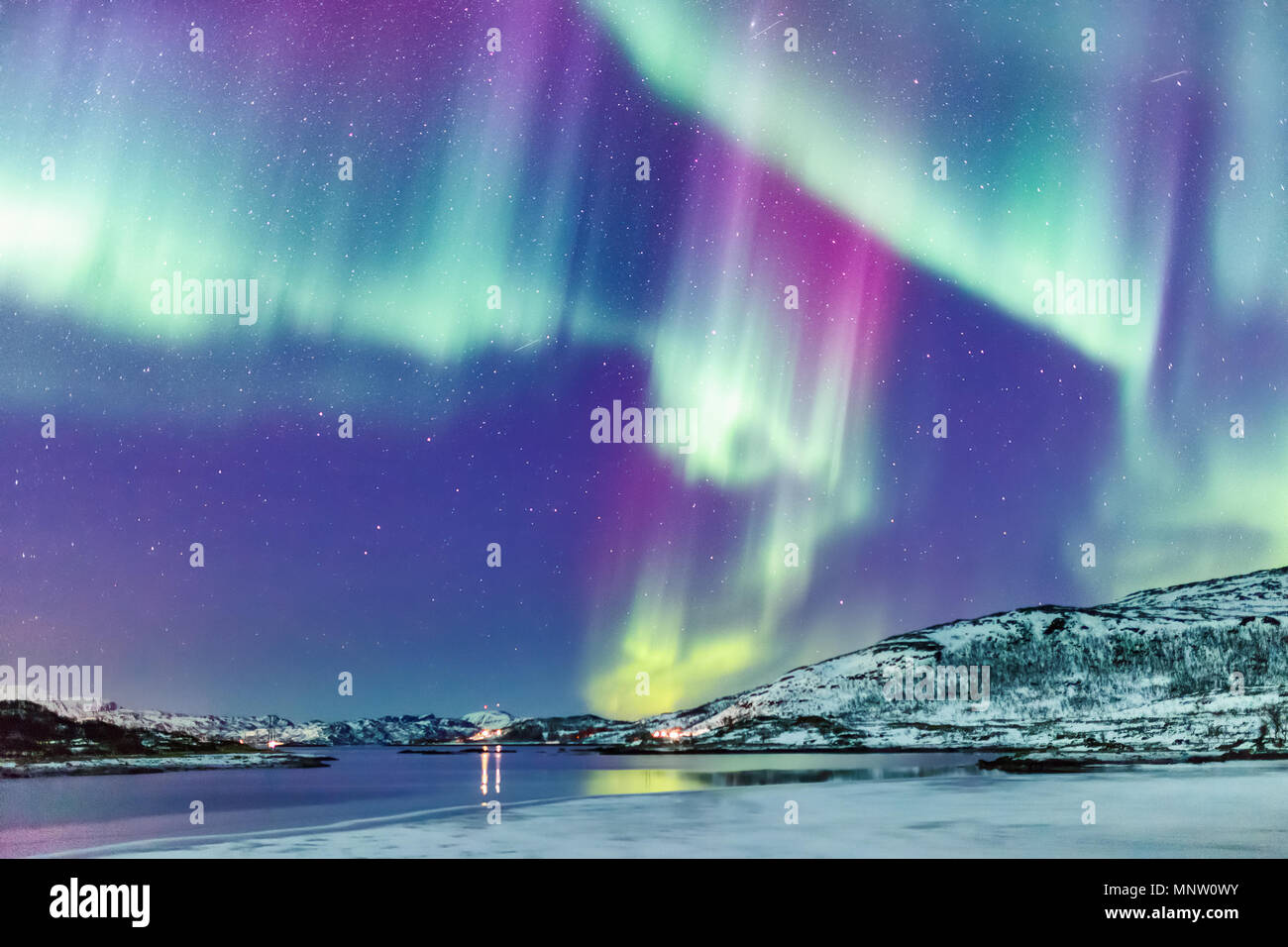 Unglaublichen Nordlichter Aurora Borealis Aktivität oberhalb der Küste in Norwegen Stockfoto