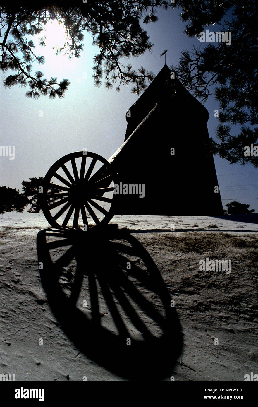 Eine Silhouette des historischen Higgins Farm Windmühle in Brewster, Massachusetts Auf Cape Cod, USA Stockfoto