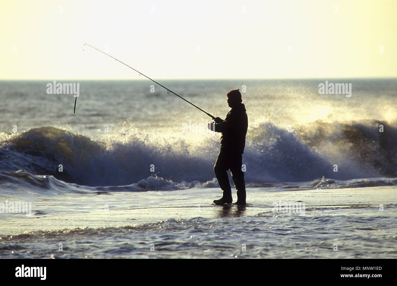 Casting Nauset Beach in Orleans, Massachusetts Auf Cape Cod, USA Surf Stockfoto