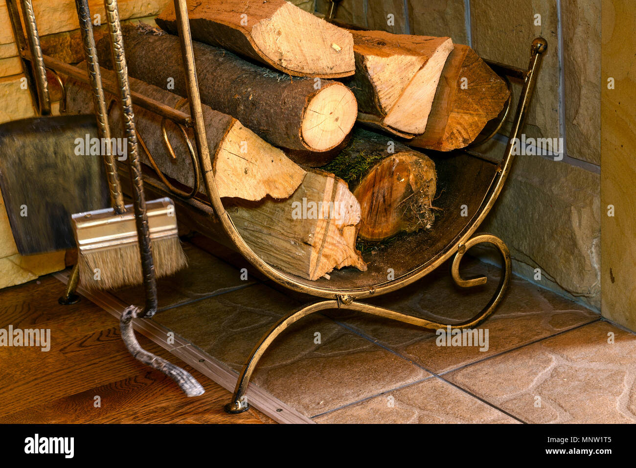 Stapel von Brennholz und Kamin Zubehör stehen in der Nähe der Hauswand. Close-up. Stockfoto