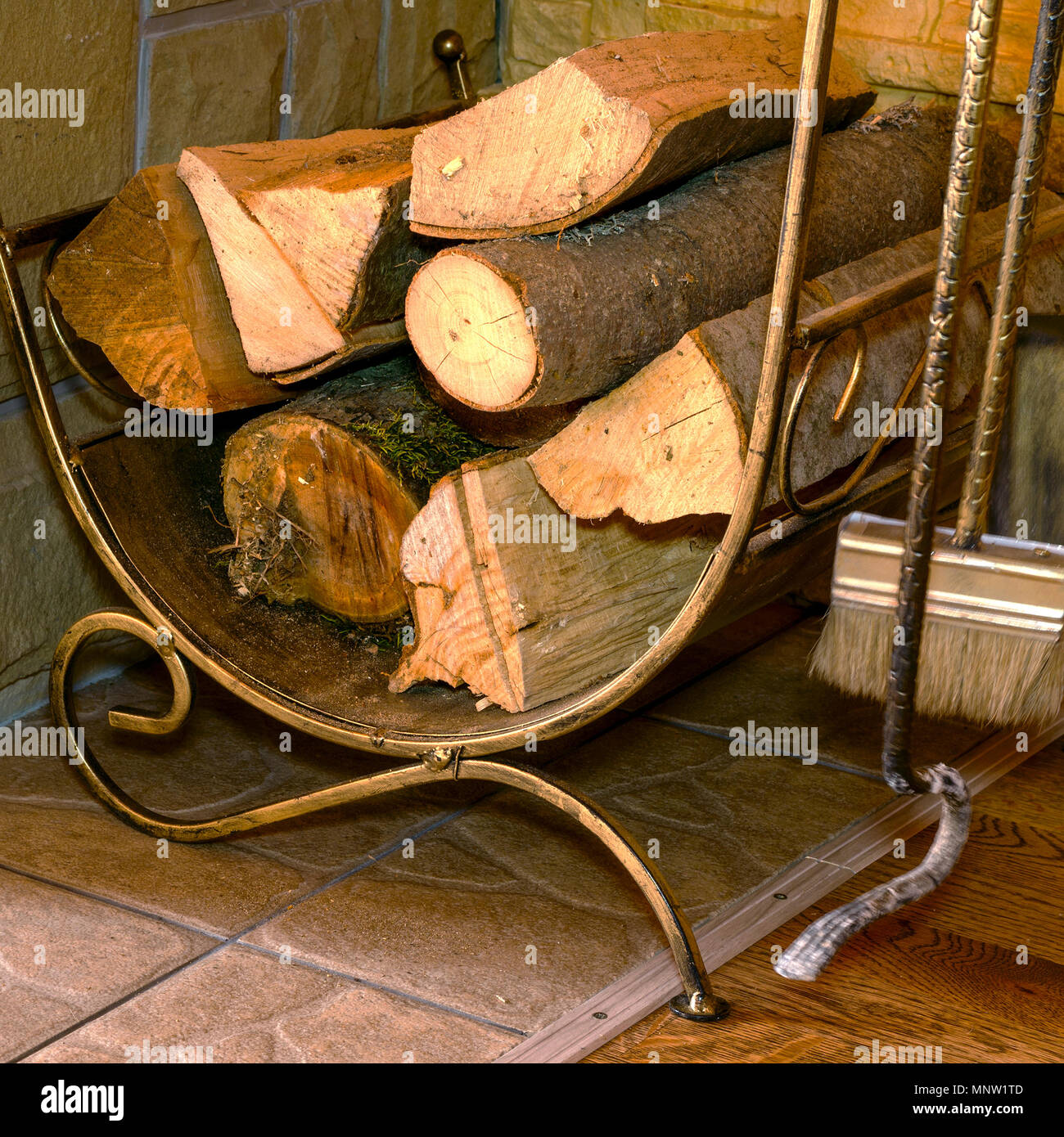 Stapel von Brennholz und Kamin Zubehör stehen in der Nähe der Hauswand. Platz. Close-up. Stockfoto