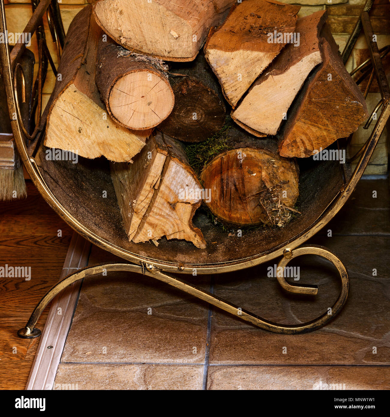 Stapel von Brennholz und Kamin Zubehör stehen in der Nähe der Hauswand. Platz. Close-up. Stockfoto