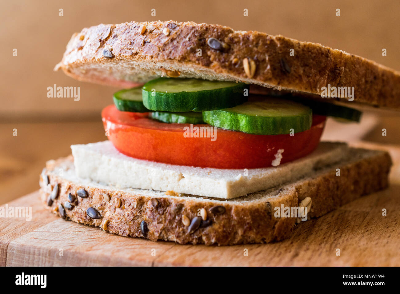 Vegan Sandwich mit Tofu, Tomaten und Gurke. Veganes Essen. Stockfoto