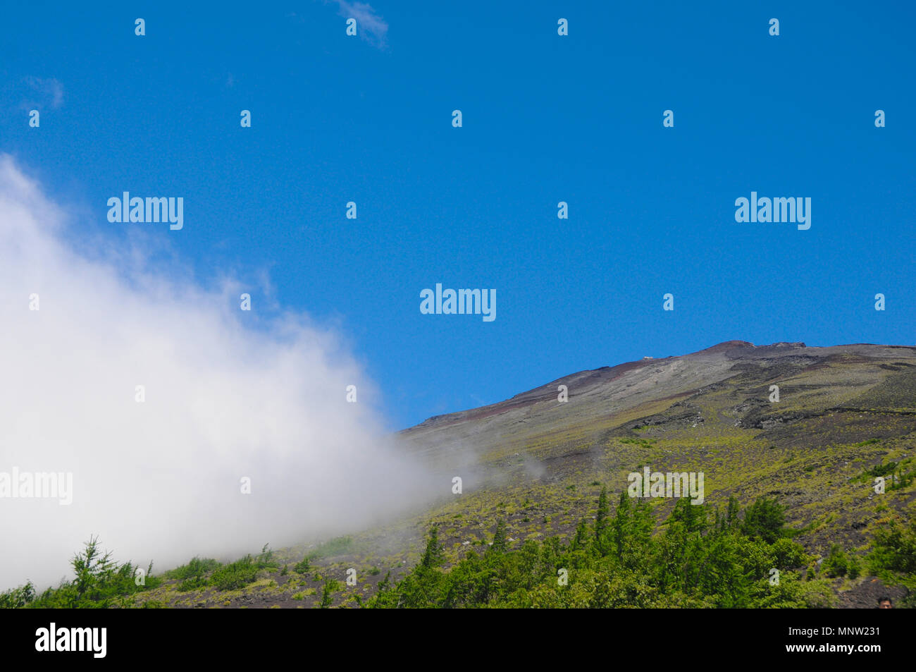 Spitze des Mt. Fuji von der 2400 m hohen Punkt über den Berg. Mt. Fuji ist der bekannteste Berg in Japan. Die Jahreszeit zum Wandern ist im Frühling zu Stockfoto