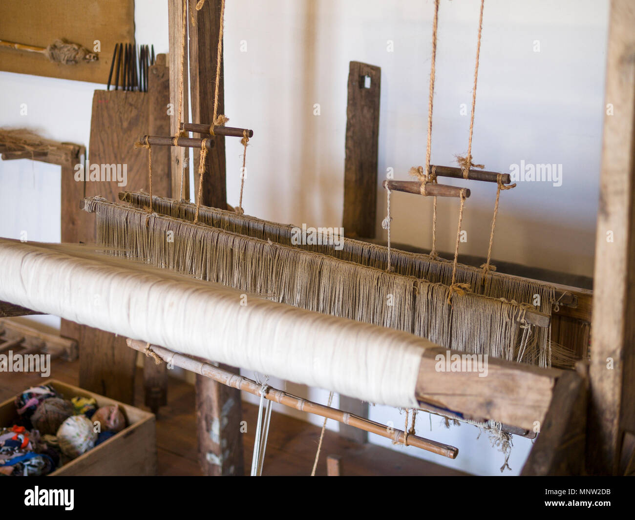 Detail von einem Tuch, Loom: eine Hand betrieben Holz- Webstuhl im Museum. Stockfoto