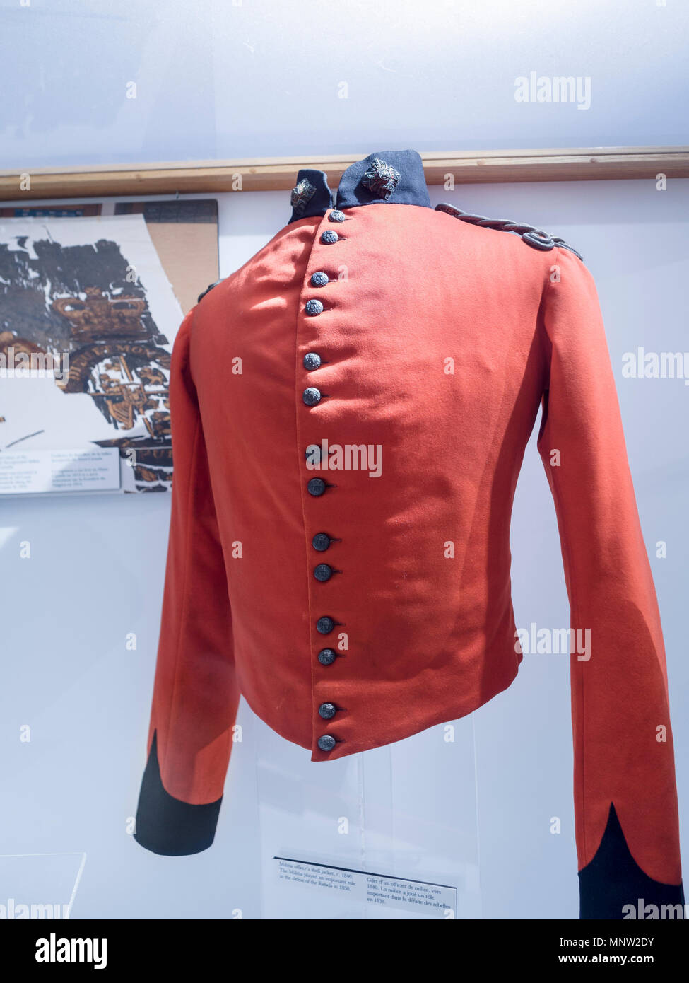 Red Coat: Die britische Miliz Offizier Shell Jacke c 1840: Typische Uniform der Briten während der Rebellion von 1838 Diese rote Serge Jacke machte sie sehr gut sichtbar. Stockfoto Red Coat: Die britische Miliz Offizier Shell Jacke c 1840: Typische Uniform der Briten während der Rebellion von 1838 Diese rote Serge Jacke machte sie sehr gut sichtbar. Stockfoto